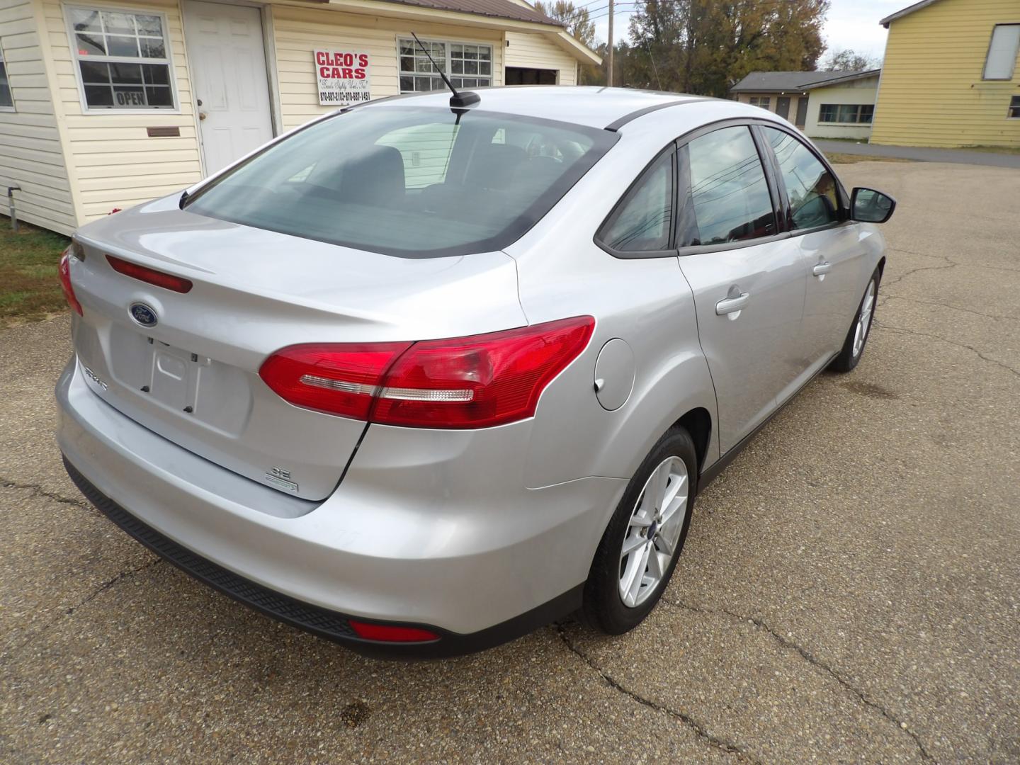 2018 Ingot Silver Metallic /Black Ford Focus SE (1FADP3FE4JL) with an 1.0L engine, automatic transmission, located at 401 First NE, Bearden, AR, 71720, (870) 687-3414, 33.726528, -92.611519 - Photo#18